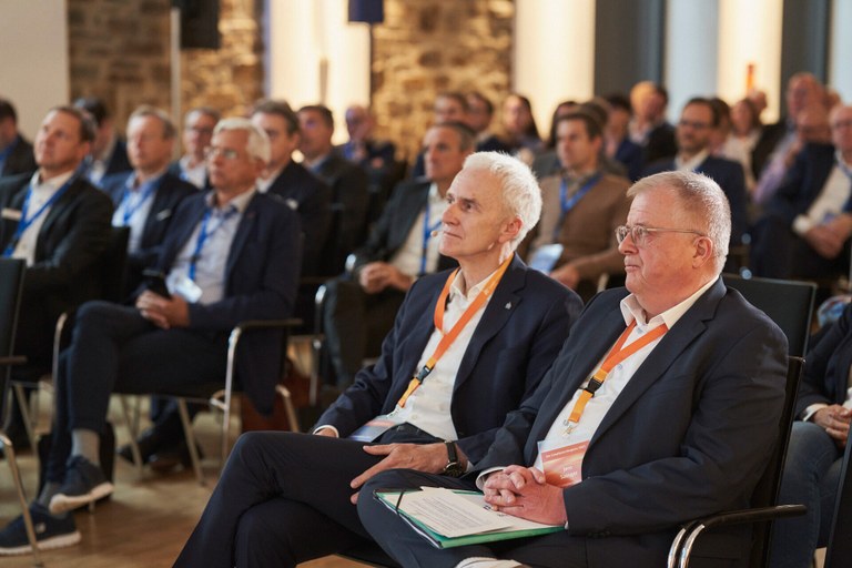 Compliance-Kongress 2025: Prof. Dr. Stock, Generasekretär Interpol a.D., und Jens Saenger, Sprecher der Geschäftsführung DZ CompliancePartner